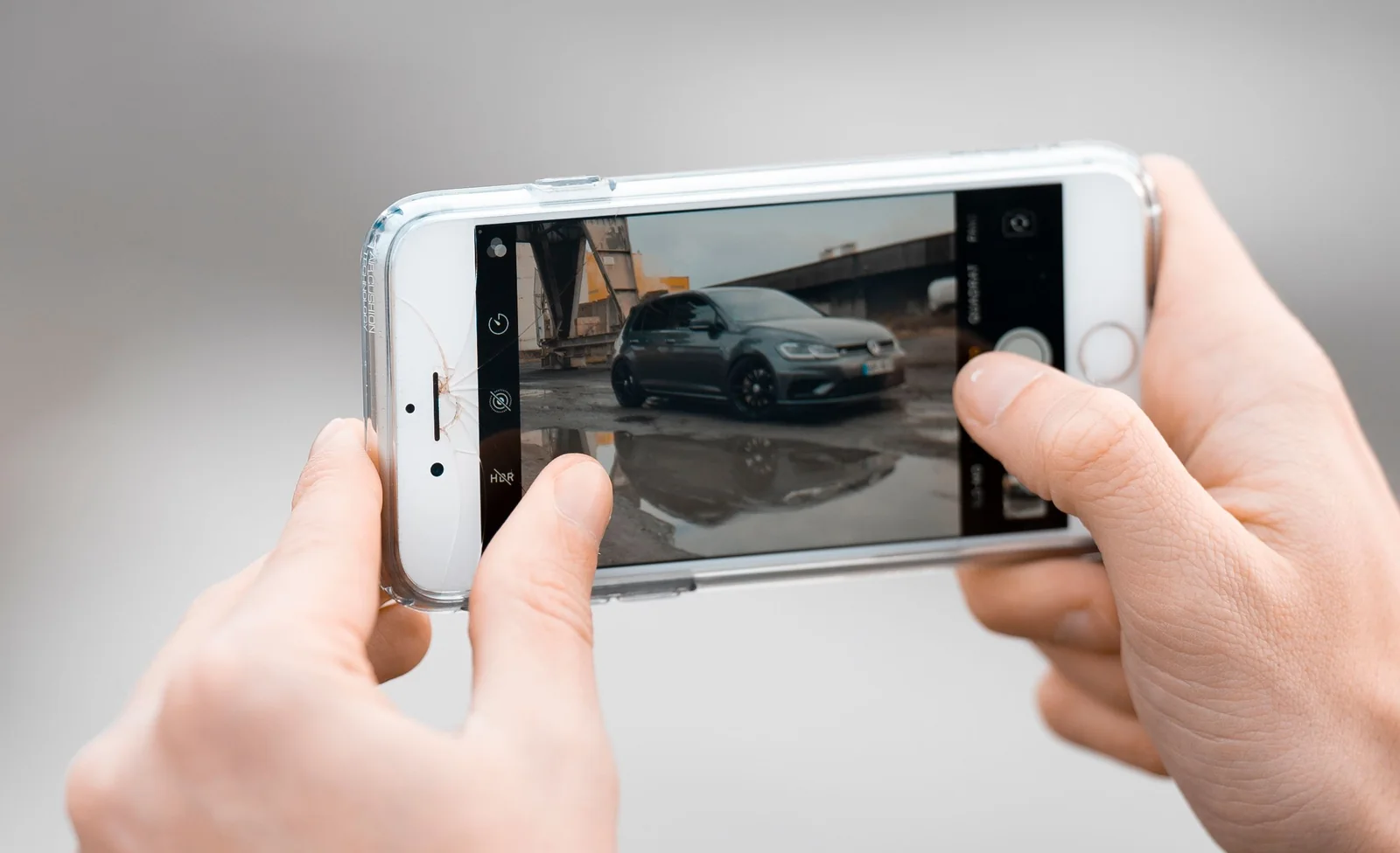 Persona fotografiando un automóvil con su teléfono para solicitar una cotización