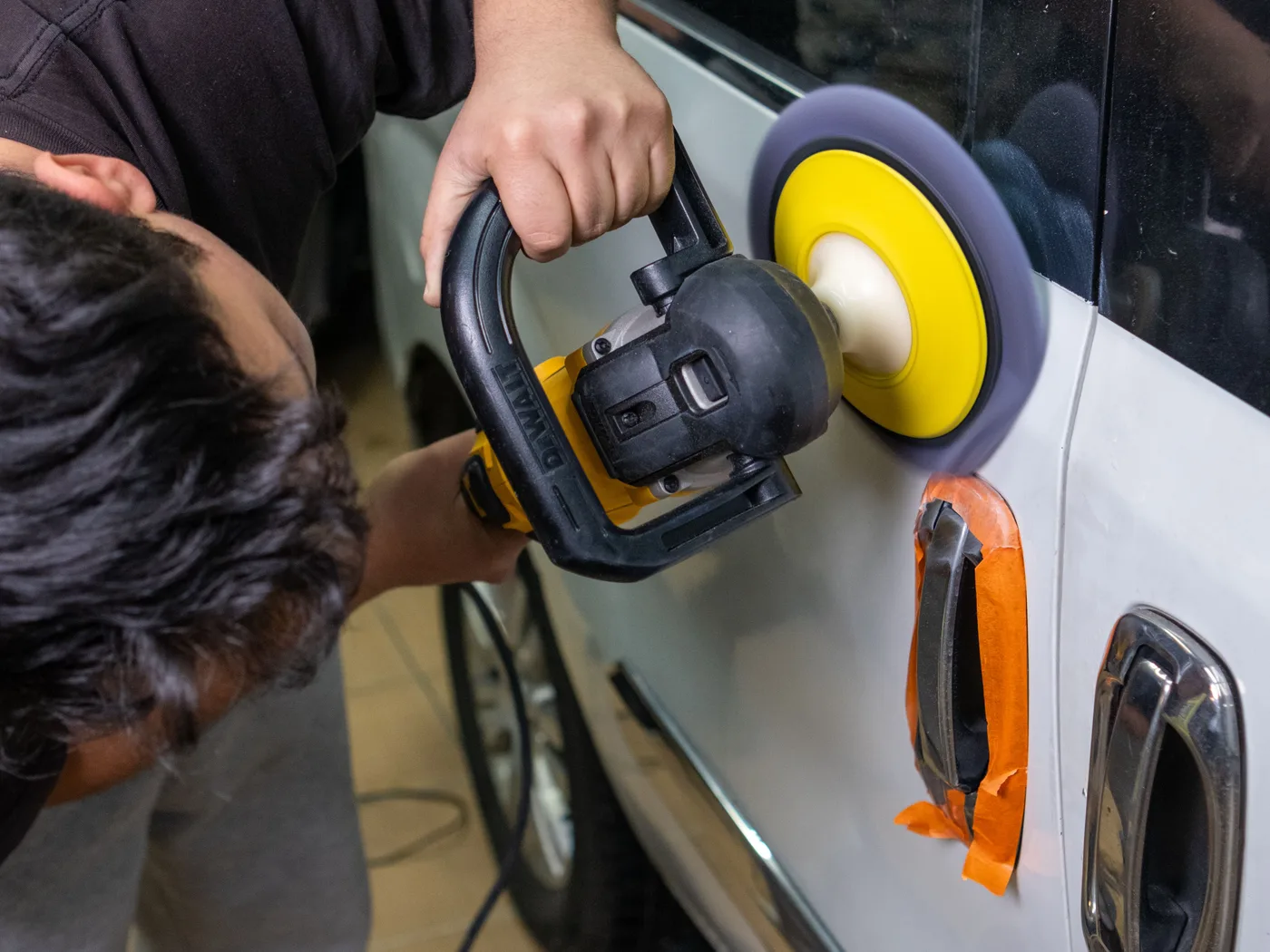 Descontaminación de la pintura de un automóvil