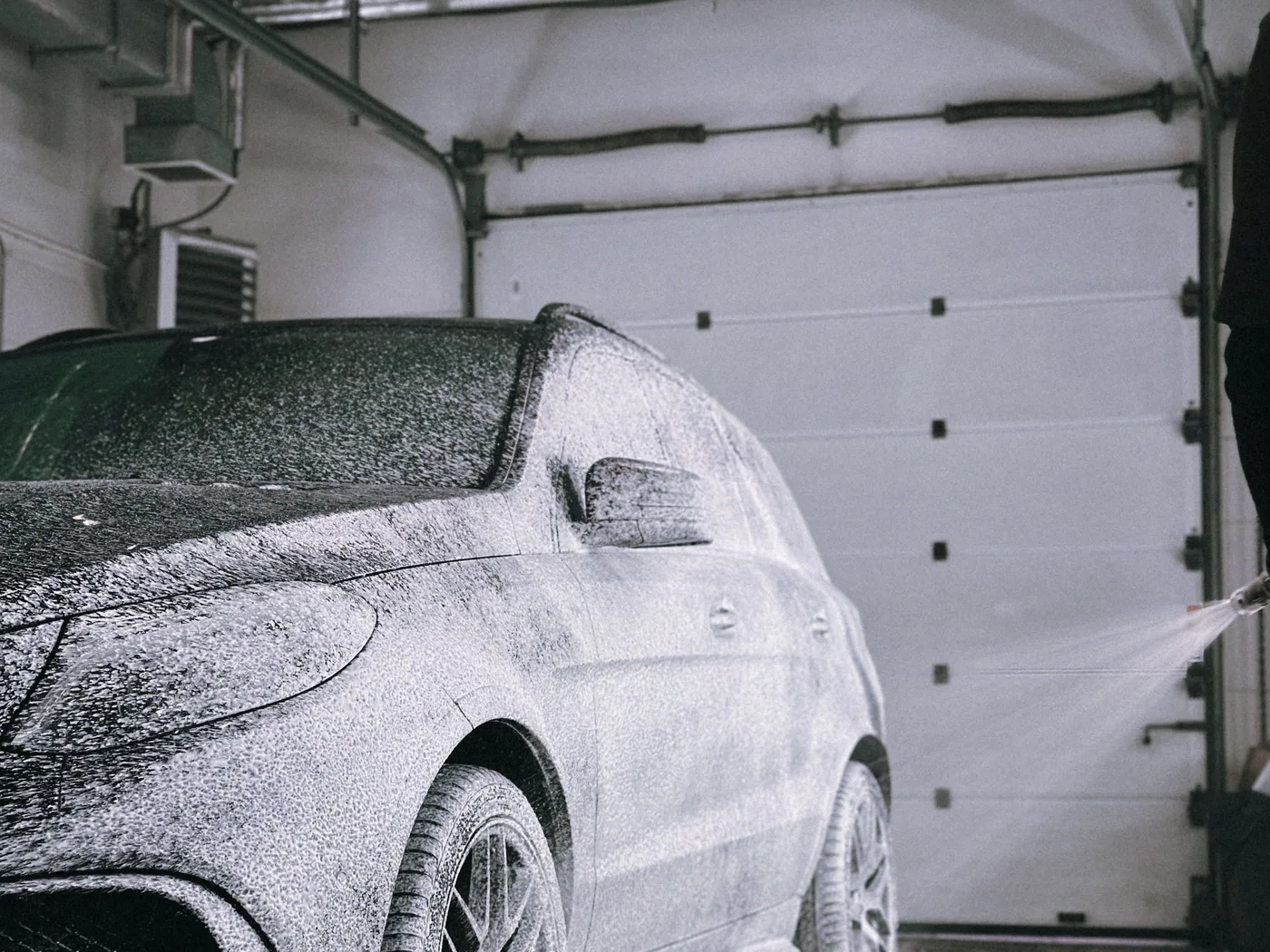 Vehículo en proceso de lavado y detailing