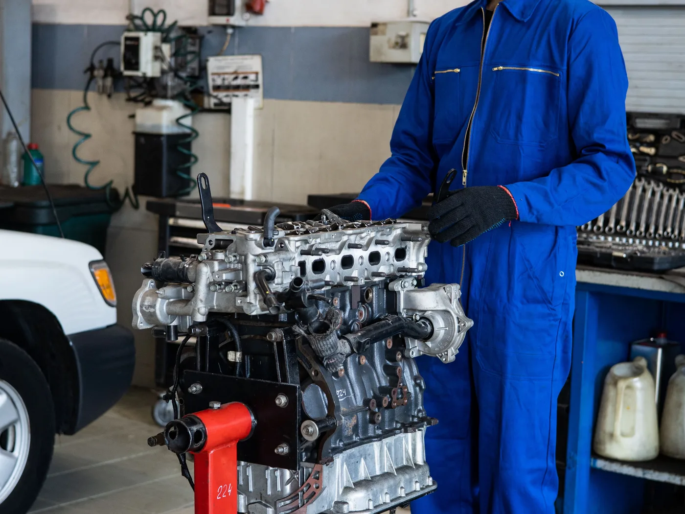 Técnico realizando una revisión mecánica automotriz