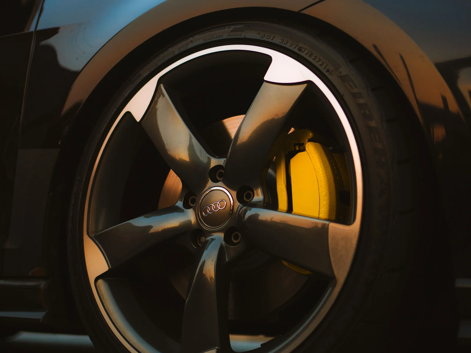 Rueda automotriz con caliper amarillo pintado